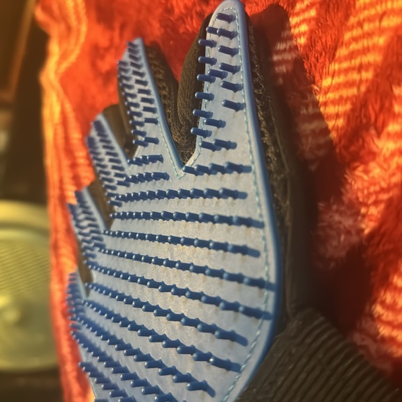 Pets/furbabies? These massage gloves will also remove unwanted fur! Order today! - Picture 4 of 6